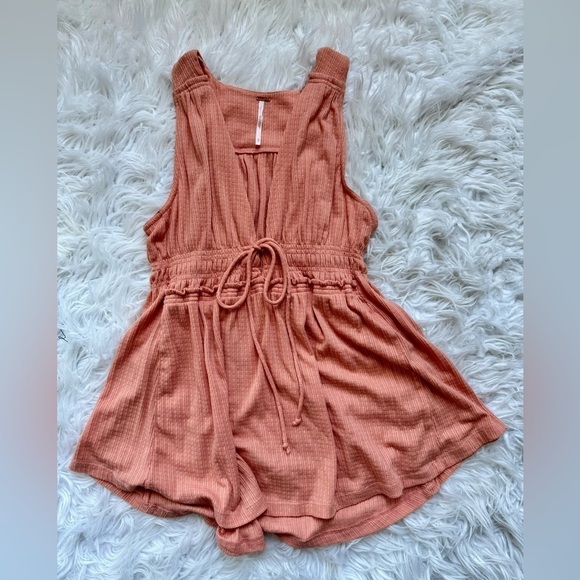 Free People Tops - Free People Beach Bound Plunging Tank Peach Size Medium 🍑